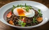 “C’est bon la cuisine du placard” : Cyril Lignac livre sa recette de la salade de lentilles avec son oeuf mollet
