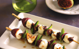 Brochettes de figues, basilic et mozzarella