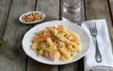 Fusilli au saumon, zestes d'orange et pignons