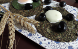 Galettes de blé noir aux épinards et chèvre, œuf miroir et olives noires