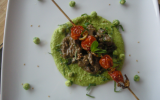 Purée de petits pois, émincé de bœuf à la menthe et brochette de tomates confites