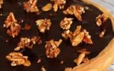 Tarte à la ganache au chocolat au lait d'amandes et amandes caramélisées