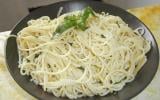 Spaghetti à l'ail, basilic et huile d'olive