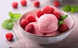 Une diététicienne partage sa recette de glace express à réaliser avec des framboises surgelées et son mixeur !