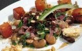 Salade tiède et croquante de fèves et de pastèque au sumac