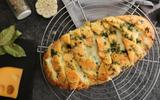 Apéritif dînatoire : cette recette de pain effeuillé à l’ail va mettre d’accord tous vos invités !
