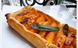 Tarte feuilletée aux abricots et beurre de sauge