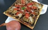 Tarte fine au confit d'oignons Roscoff et légumes du soleil