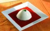 Blanc manger au coulis de framboise