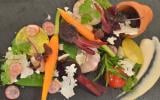 Légumes primeurs dans leur pot de terre, crème de yaourt et vinaigrette