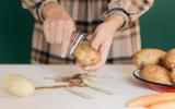 Cette façon d'utiliser un économe permet d'éplucher des pommes de terre en un temps record !