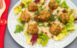 Boulettes de poulet, sauce aux cacahuètes et salade d'herbes