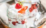 “Pour une fin de repas tout en fraîcheur” : Cyril Lignac propose un eton mess à la fraise, parfait pour l’été !