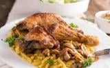 “C’est le plat du dimanche de janvier ” : Cyril Lignac partage une recette savoureuse de poulet avec des spätzle maison