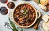 Bœuf bourguignon : combien de temps faut-il faire mijoter ce plat pour obtenir une viande vraiment fondante ?