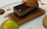 Pavé de chocolat au foie gras poêlé avec ses croustillants de pommes