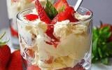 Eton Mess ou verrines de fraises, meringue et crème fouettée