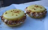 Tarte au citron meringuée servie en macarons