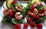 Coupes de salade crevettes et framboises