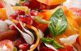 Salade parfumée de tomates et de fruits