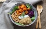 Buddha bowl, oeufs brouillés au saumon fumé, croquettes de pommes de terre : le menu de la semaine du 11 au 15 avril