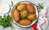 De délicieuses pommes de terre Hasselback si faciles à préparer que tout le monde peut le faire !