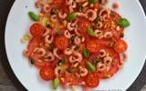 Carpaccio de tomates aux crevettes grises, pignons, pistaches et graines de courge