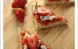 Toasts poivron confit, fraise et Roquefort