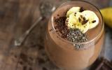 Smoothie au chocolat, banane et graines de chia