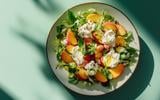 “Cette salade c’est vraiment une valeur sûre pour l’été” : testez le combo nectarine et mozzarella avec cette recette estivale !