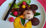 Salade de fruits exotiques, raviole chocolat, sorbet litchi