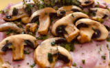 Escalopes de dinde aux champignons, jambon de bayonne et thym frais