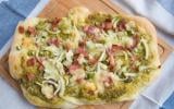 Pizza pesto jambon et oignons