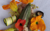 Loup en papillote au corail d'oursin et courgettes fleurs