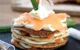 Mille-feuilles de crêpes au saumon