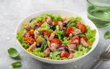 Envie d’un repas léger ? Cette salade au thon et aux légumes d’été coche toutes les cases