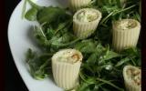 Salade de pâtes aux pistaches et au fromage de chèvre sur fond de roquette