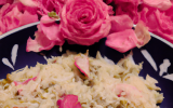 Kashmiri pulao aux pétales de rose (riz indien) avec sa raïta