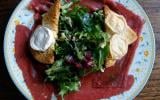 Carpaccio de bœuf, salade et toast de chèvre chaud