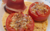 Tomate farcie à la semoule aillée et au jambon cru