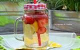 Eau aromatisée au citron jaune, citron vert et fraises (Detox water)