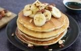 Pancakes au sirop d'érable, bananes et noisettes