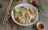 Salade de vermicelles de riz au poulet, tomates, concombre et cacahuètes