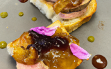 Tartine de foie gras, pétales de magret et farandole de compotées et Chutneys