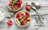 Tartelette aux fraises, crème à la pistache accompagnée d'une sucette de fraises glacée aux framboises entières