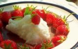 Fraises à la nage dans une mer de chocolat amer et son iceberg mentholé à la dérive