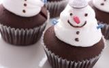 Cupcakes au chocolat en meringue de bonhomme de neige