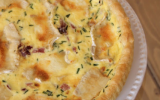 Quiche au chaource, émincés de bacon et gésiers