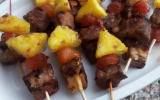 Brochettes de bœuf et ananas à l'aigre doux