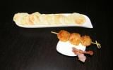 Boudin blanc en croûte façon brochette, chips de pommes de terre et de jambon d'Ardennes et sauce au chaource